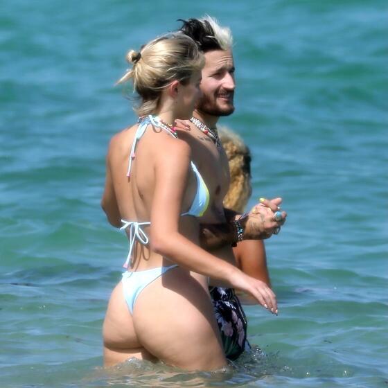 Ricky Montaner y Stefi Roitman derrocharon pasión en las playas de Miami.