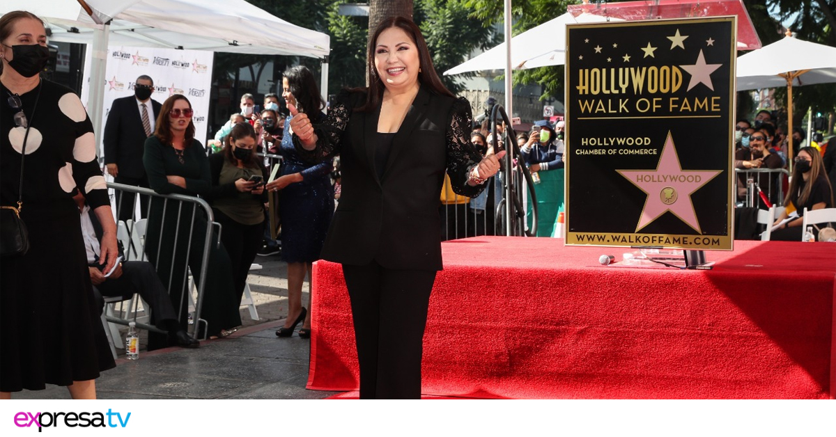 Ana Gabriel devela estrella en Paseo de la Fama de Hollywood.