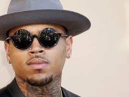 Demandan por $20 millones a Chris Brown, ex de Rihanna, tras supuesta violación.