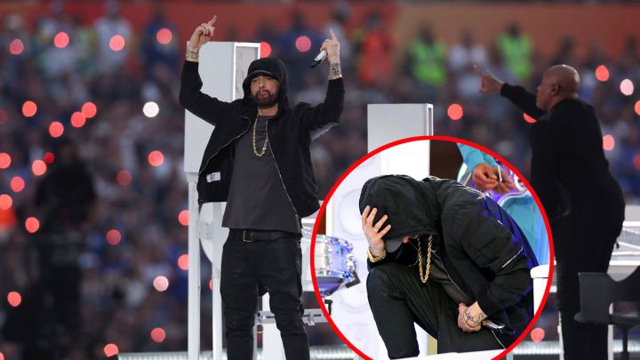Eminem se arrodilla durante su show en el Super Bowl.