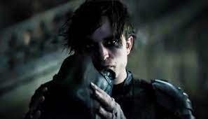 Robert Pattinson agrega un toque sombrío al nuevo “Batman”.