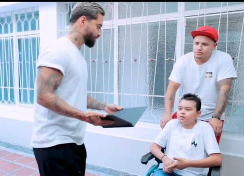 Maluma entrega una casa a niño con cáncer