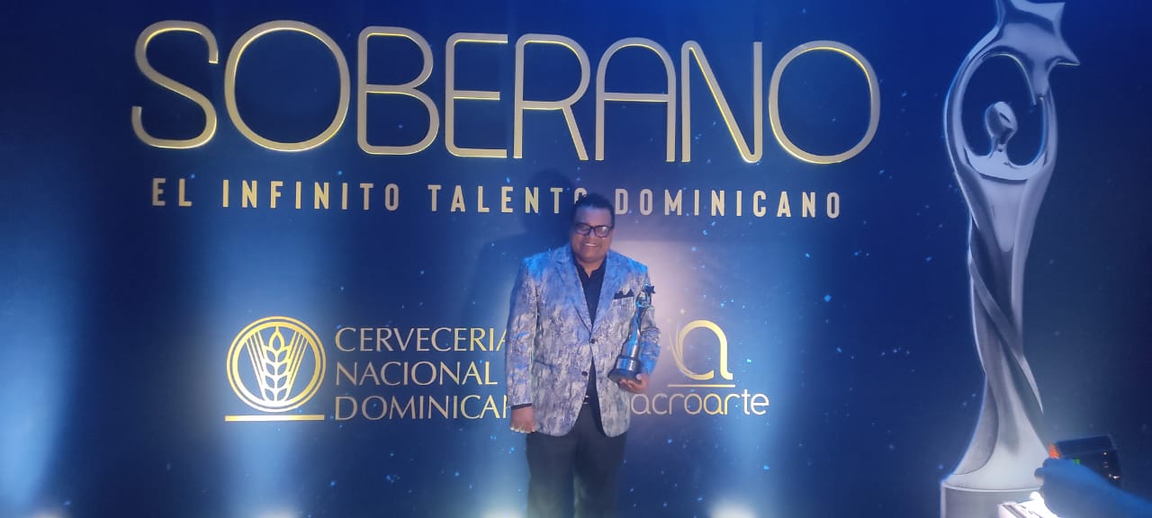 Pochy Familia recibe Premio Soberano por los 35 años de la Coco Band